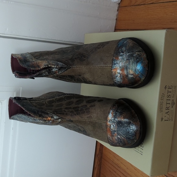 NIB L'Artiste Eleni taupe booties size 8.5 - Picture 2 of 10